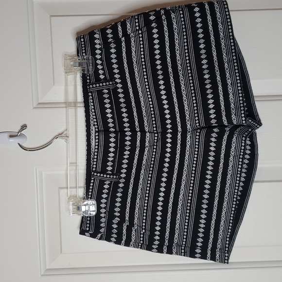 LOFT Pants - 𝅺loft Tribal Print Jacquard Shorts Size 0
